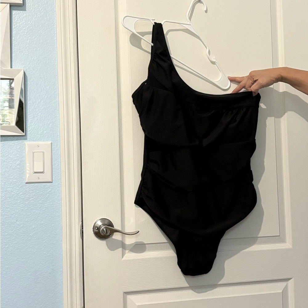 Black One-Shoulder Swimsuit